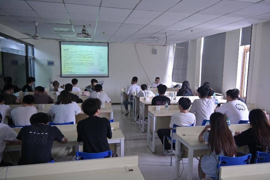 信息技术学院教育咨询服务 连接学术与职业发展的桥梁